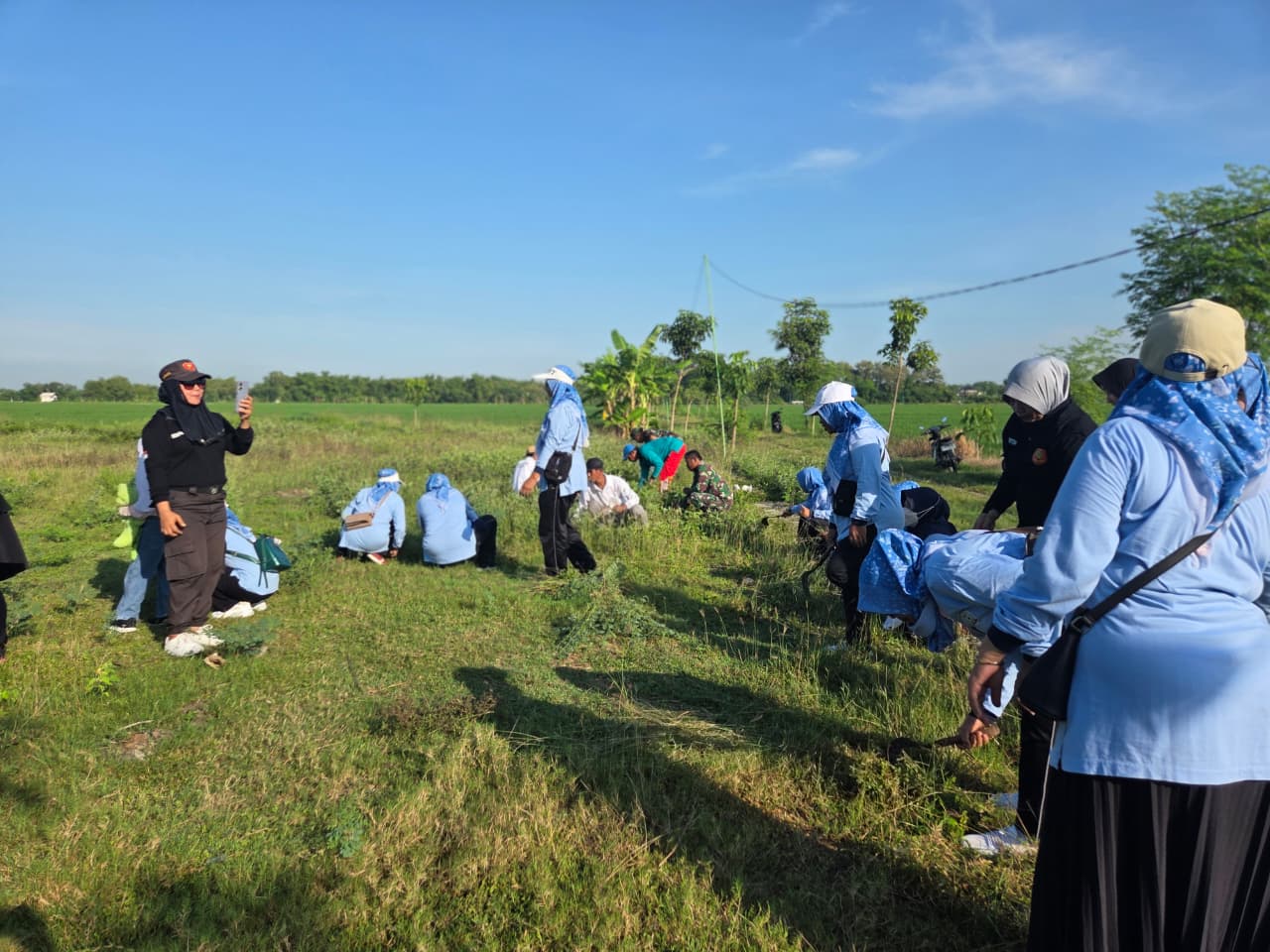 KERJA BAKTI DI DESA SUMURAGUNG KECAMATAN SUMBERREJO